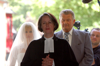 Mein Vater führt mich hinter der Pastorin zum Altar.